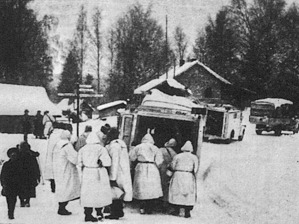 Danske læger og sygeplejersker i bag fronten i Finland. Billedet gengivet i Kolding Folkeblad den 12. marts 1940 - Krigendagfordag.dk