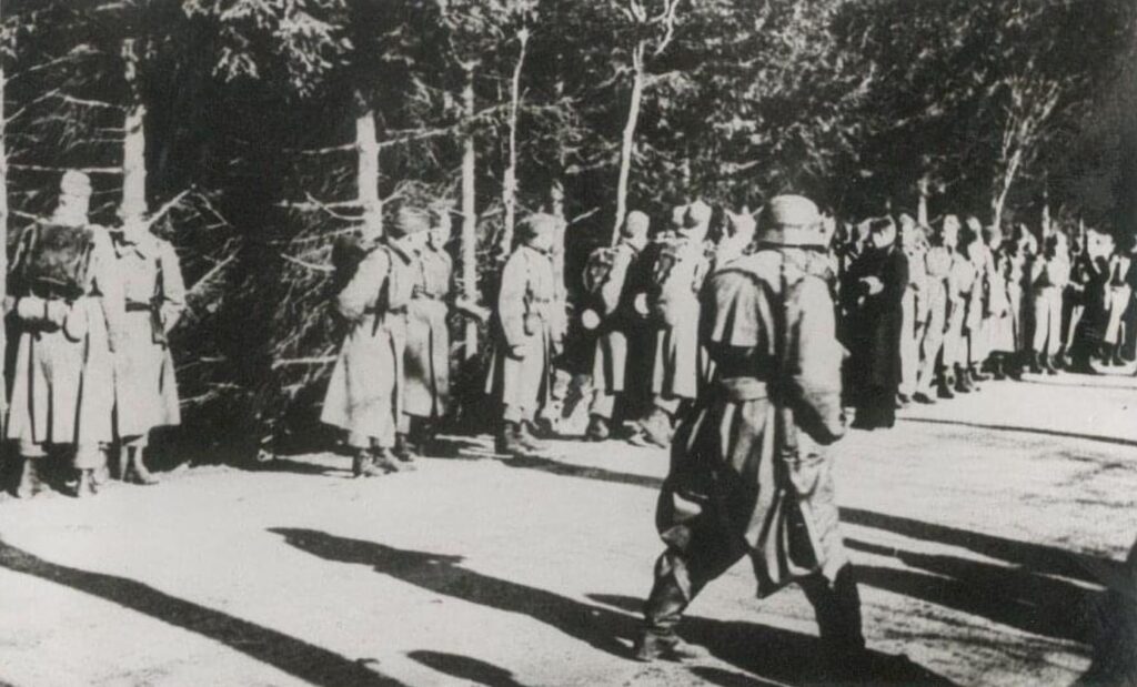 Afvæbning af danske soldater ved Bjærgskov i Sønderjylland den 9. April 1940. Privat foto, Kristian Nefer, facebook gruppen “9. April 1940, i kamp for Danmark i Sdr.Jylland”