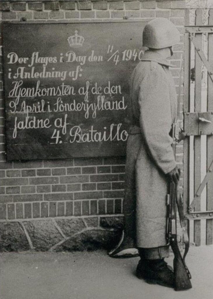 Der flages i dag, i anledning af de faldne fra kampene i Sønderjylland den 9. april 1940 ankommer til Odense kasernen.