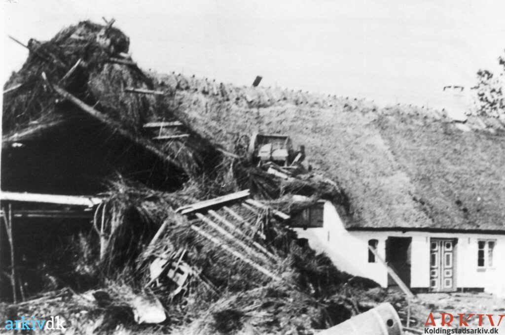 En engelsk flyver kastede under 2. verdenskrig sine bomber ned over byen Holm på Als den 18. August 1942. Ukendt fotograf, trykt i Kolding Folkeblad, billede Kolding Stadsarkiv,